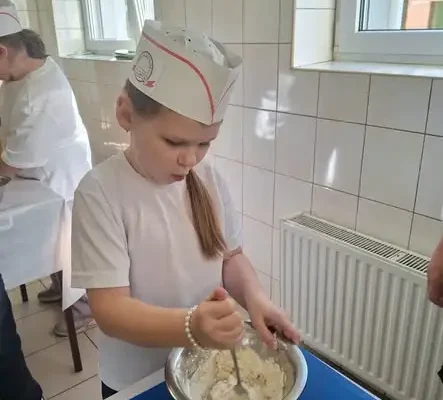 Uczniowie klasy II a z Kłobucka na warsztatach kulinarnych w Zespole Szkół Nr 1