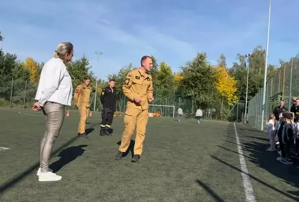 Strażacy z wizytą w przedszkolu – Dzień Chłopaka pełen wrażeń