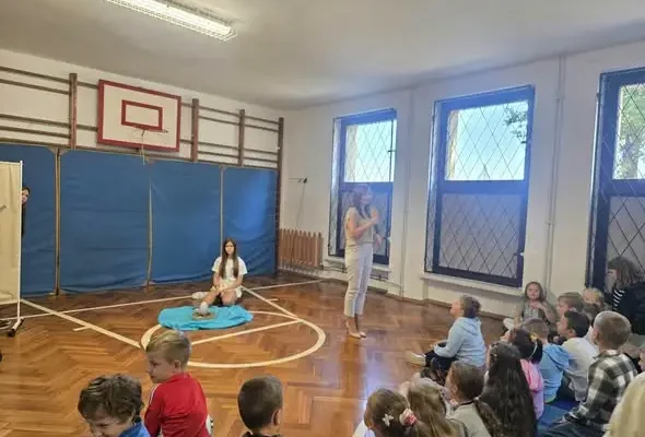 Dzień przeciwdziałania przemocy i czytania w szkole – „Brzydkie kaczątko” w wykonaniu klasy VII