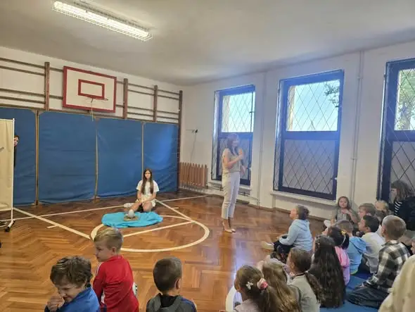 Dzień przeciwdziałania przemocy i czytania w szkole – „Brzydkie kaczątko” w wykonaniu klasy VII