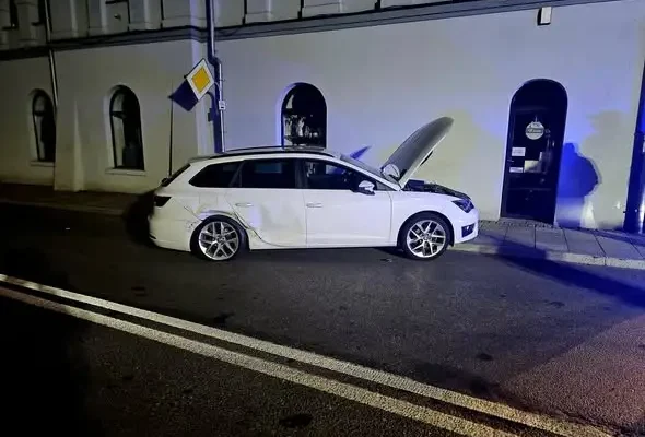 Kolizja dwóch samochodów na Rynku w Przystajni – interweniowały służby