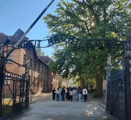 Uczniowie klas ósmych z Kłobucka na wycieczce w Auschwitz-Birkenau i Ogrodach Kapias