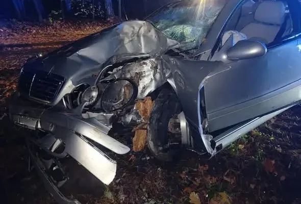 Wypadek w Zawadach: auto uderzyło w drzewo, trzy osoby poszkodowane