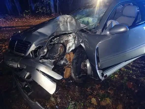 Wypadek w Zawadach: auto uderzyło w drzewo, trzy osoby poszkodowane