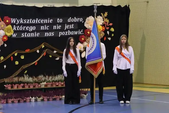 Dzień Edukacji Narodowej w Kłobucku: spotkanie pokoleń w Szkole Podstawowej nr 3