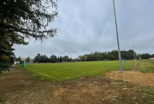 Boisko w Ostrowach nad Okszą z nowym oświetleniem