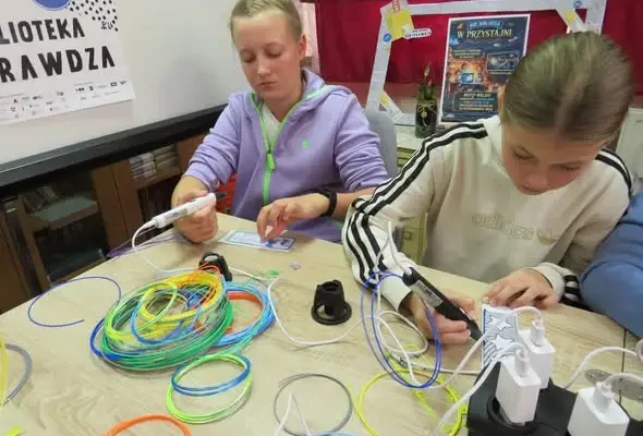 Noc Bibliotek w Przystajni: długopisy 3D, świecące zakładki i klasyka kina