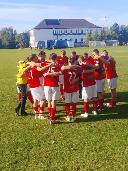 Grom Miedźno wygrywa z Maratonem Waleńczów 4:2. Hat-trick Dawida Pęczka
