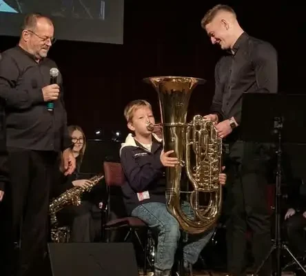 Młodzi melomani z Wręczycy Wielkiej odkrywali świat instrumentów dętych