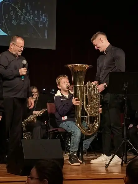 Młodzi melomani z Wręczycy Wielkiej odkrywali świat instrumentów dętych