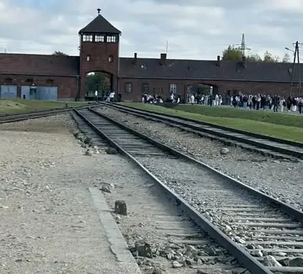 Uczniowie z Kłobucka odwiedzili Auschwitz-Birkenau. Wzruszająca lekcja historii