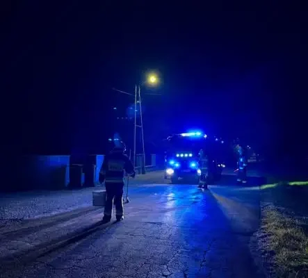 Plama substancji ropopochodnej na ul. Stawowej w Kłobucku – interwencja strażaków
