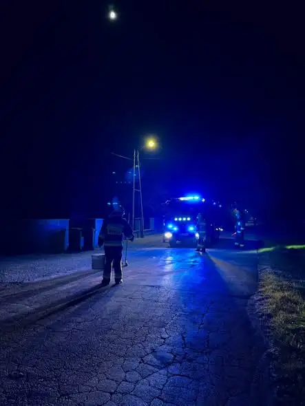 Plama substancji ropopochodnej na ul. Stawowej w Kłobucku – interwencja strażaków