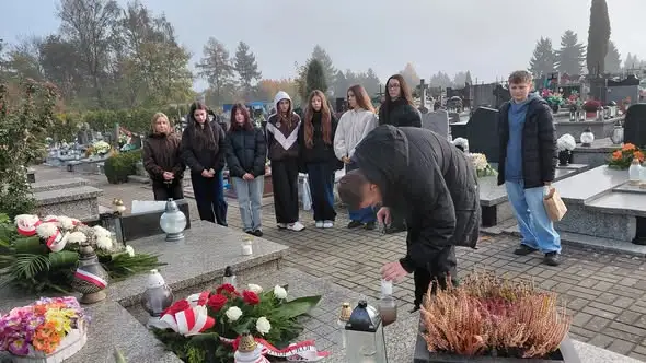 Uczniowie klasy VIIa z Kłobucka oddali hołd zmarłym przed Wszystkich Świętych