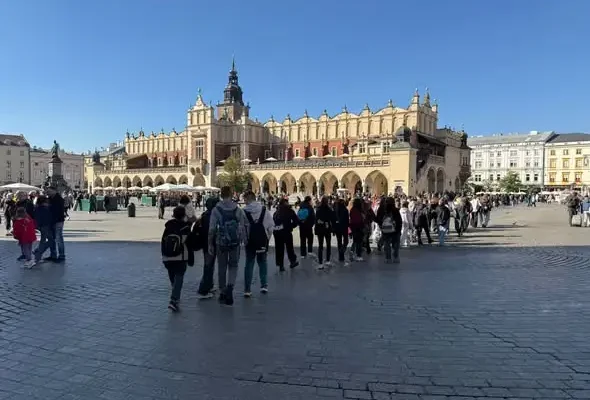 Uczniowie z Kłobucka odkrywali Kraków: teatr, zabytki i wspólna zabawa