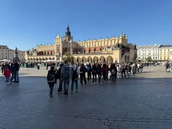 Uczniowie z Kłobucka odkrywali Kraków: teatr, zabytki i wspólna zabawa