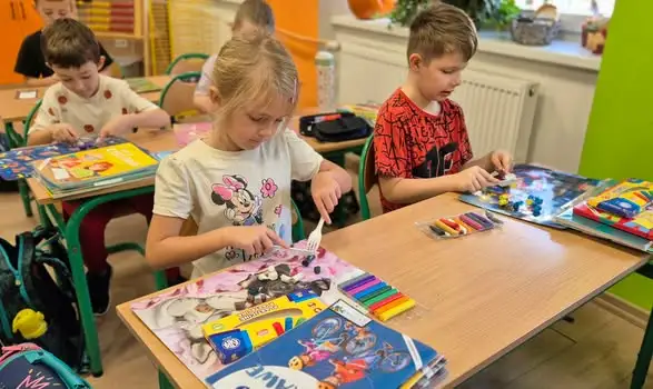 Pierwszaki z Kłobucka uczą się savoir-vivre’u przy stole