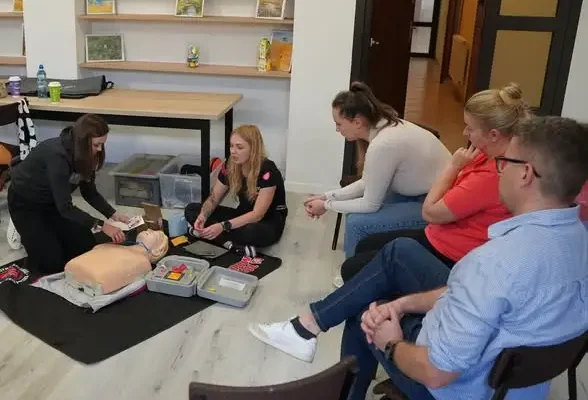 Nauczyciele i pracownicy GOK we Wręczycy Wielkiej szkolili się z pierwszej pomocy