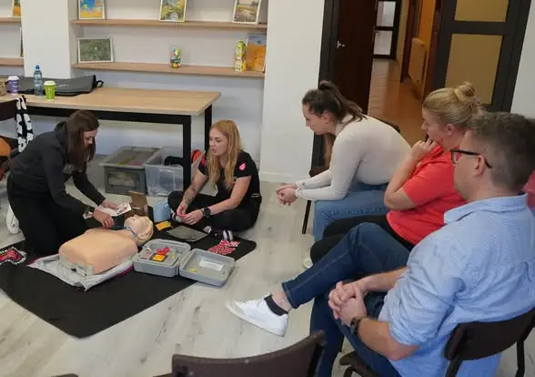 Nauczyciele i pracownicy GOK we Wręczycy Wielkiej szkolili się z pierwszej pomocy