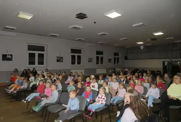 Noc Bibliotek 2026 w Przystajni: przedszkolaki obejrzały film o Mamie Mu