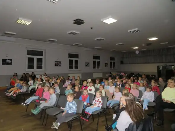 Noc Bibliotek 2026 w Przystajni: przedszkolaki obejrzały film o Mamie Mu